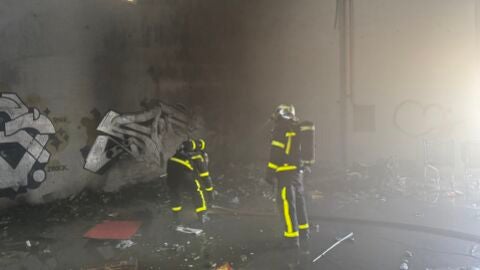 Tres personas son rescatadas del incendio originado en una nave industrial abandonada de Alcal&aacute; de Henares