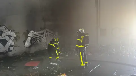 Tres personas son rescatadas del incendio originado en una nave industrial abandonada de Alcalá de Henares Tres personas son rescatadas del incendio originado en una nave industrial abandonada de Alcalá de Henares