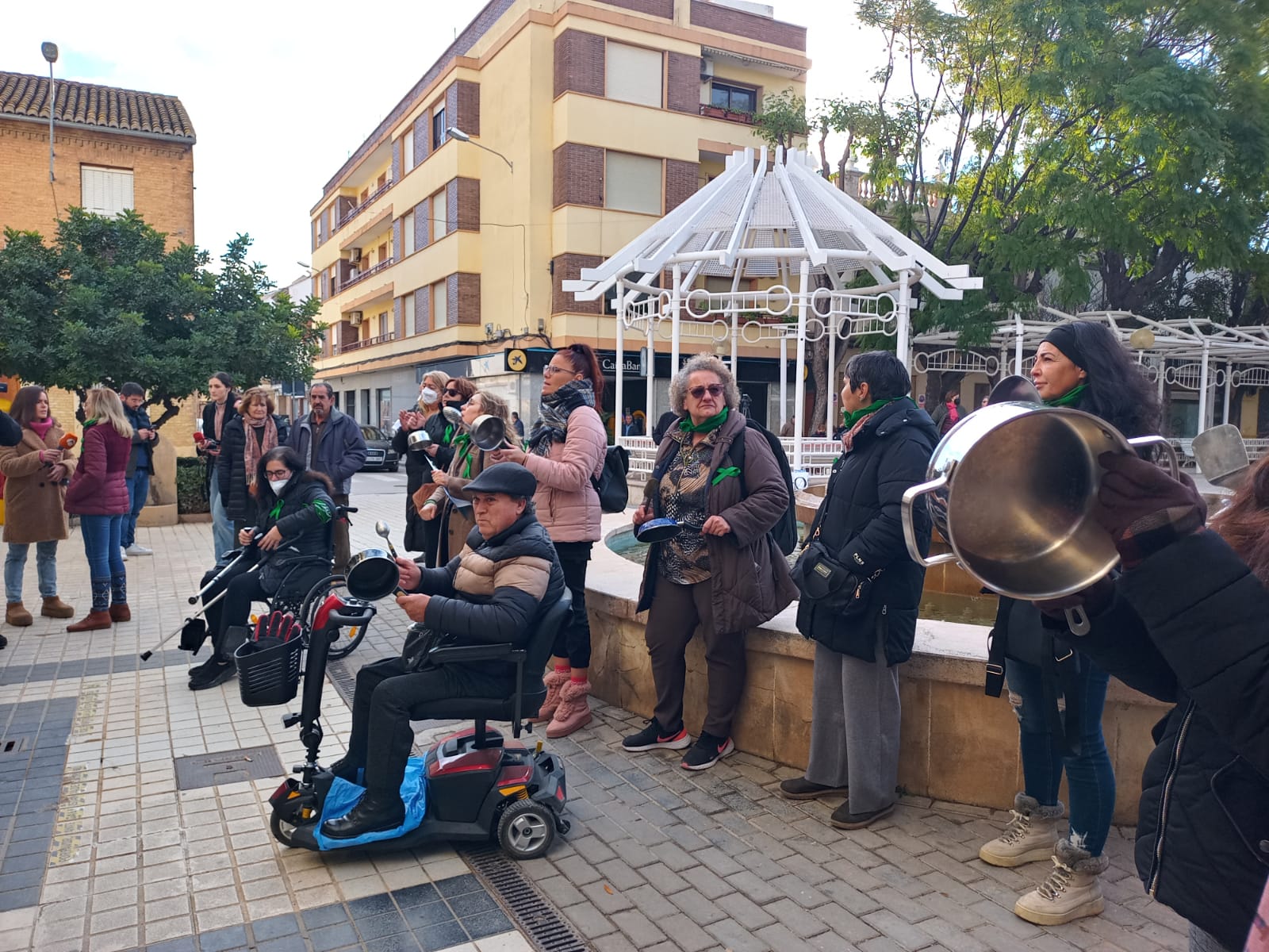 Los vecinos de Benetússer denuncian con una cacerolada el abandono que están sufriendo tras la muerte de un operario Los vecinos de Benetússer denuncian con una cacerolada el abandono que están sufriendo tras la muerte de un operario