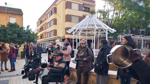 Una veintena de personas se han concentrado a las puertas del Ayuntamiento de Benetússer