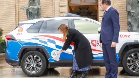 La alcaldesa de Zaragoza, Natalia Chueca, y el consejero de Presidencia y Seguridad Ciudadana, Ángel Lorén, revelan el nuevo distintivo de la Policía Local por su 175 aniversario La alcaldesa de Zaragoza, Natalia Chueca, y el consejero de Presidencia y Seguridad Ciudadana, Ángel Lorén, revelan el nuevo distintivo de la Policía Local por su 175 aniversario