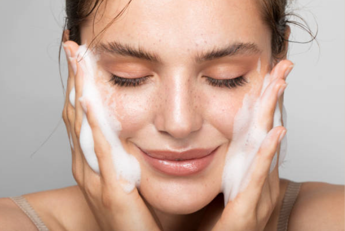 Lo estás haciendo mal: esta es la temperatura perfecta del agua para tu limpieza facial Lo estás haciendo mal: esta es la temperatura perfecta del agua para tu limpieza facial