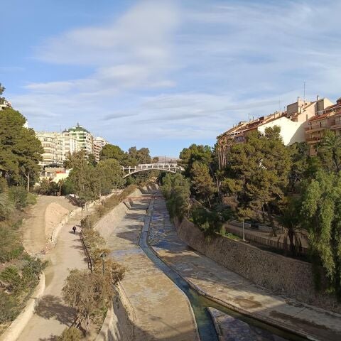 Vista de la ladera del río Vinalopó en Elche desde el puente de Santa Teresa.