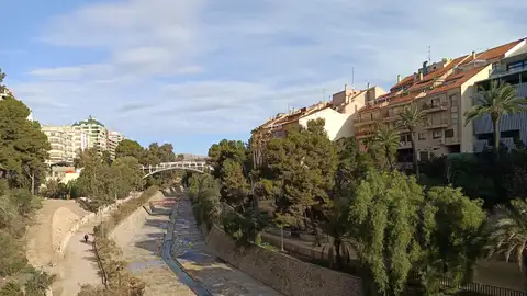 Vista de la ladera del río Vinalopó en Elche desde el puente de Santa Teresa. Vista de la ladera del río Vinalopó en Elche desde el puente de Santa Teresa.
