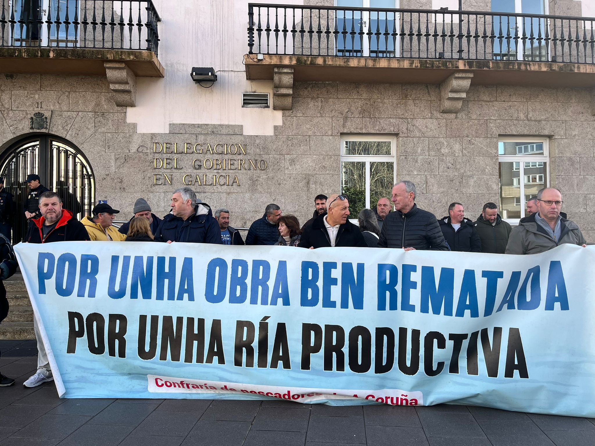 Los mariscadores de la ría do Burgo vuelven a concentrarse frente a la Delegación del Gobierno Los mariscadores de la ría do Burgo vuelven a concentrarse frente a la Delegación del Gobierno