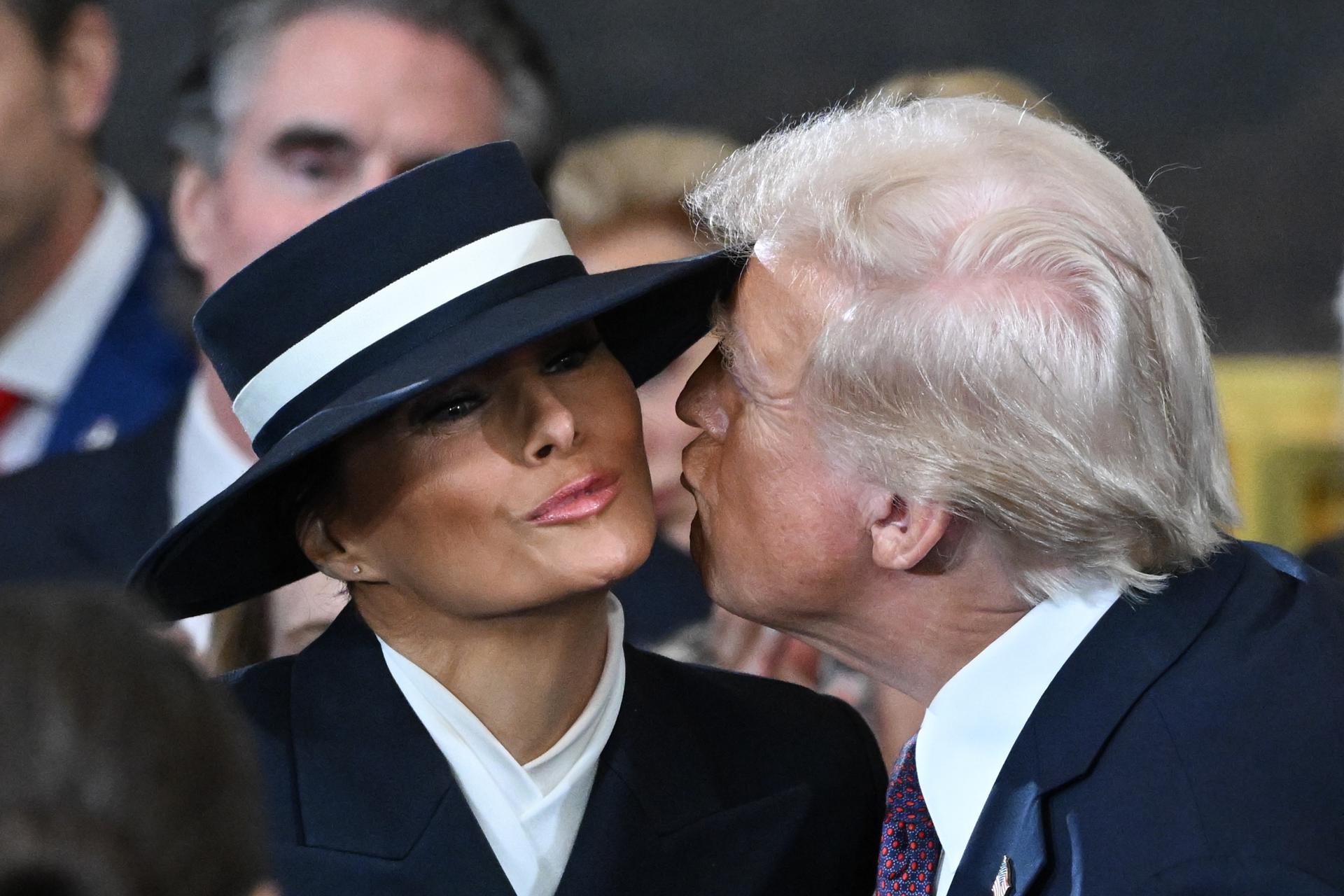 El 'no-beso' de Donald Trump a Melania durante su investidura como presidente de Estados Unidos El 'no-beso' de Donald Trump a Melania durante su investidura como presidente de Estados Unidos
