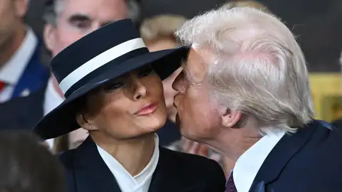 El 'no-beso' de Donald Trump a Melania durante su investidura como presidente de Estados Unidos El 'no-beso' de Donald Trump a Melania durante su investidura como presidente de Estados Unidos