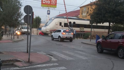 paso a nivel de la calle La Virgen de Villena.