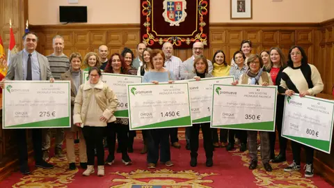 El Ayuntamiento hace entrega de las donaciones de la San Silvestre Promueve Palencia a las asociaciones del ámbito socio-sanitario y juvenil .