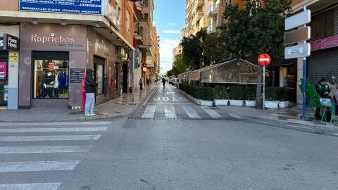 Un tramo de la calle del Muelle de Santa Pola que va a ser objeto de remodelación.