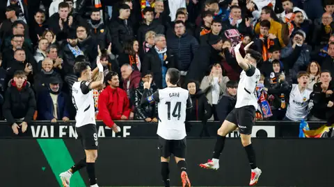 El delantero del Valencia Hugo Duro (i) celebra con sus compañeros tras marcar ante la Real Sociedad, durante el partido de la jornada 20 de La LIga El delantero del Valencia Hugo Duro (i) celebra con sus compañeros tras marcar ante la Real Sociedad, durante el partido de la jornada 20 de La LIga