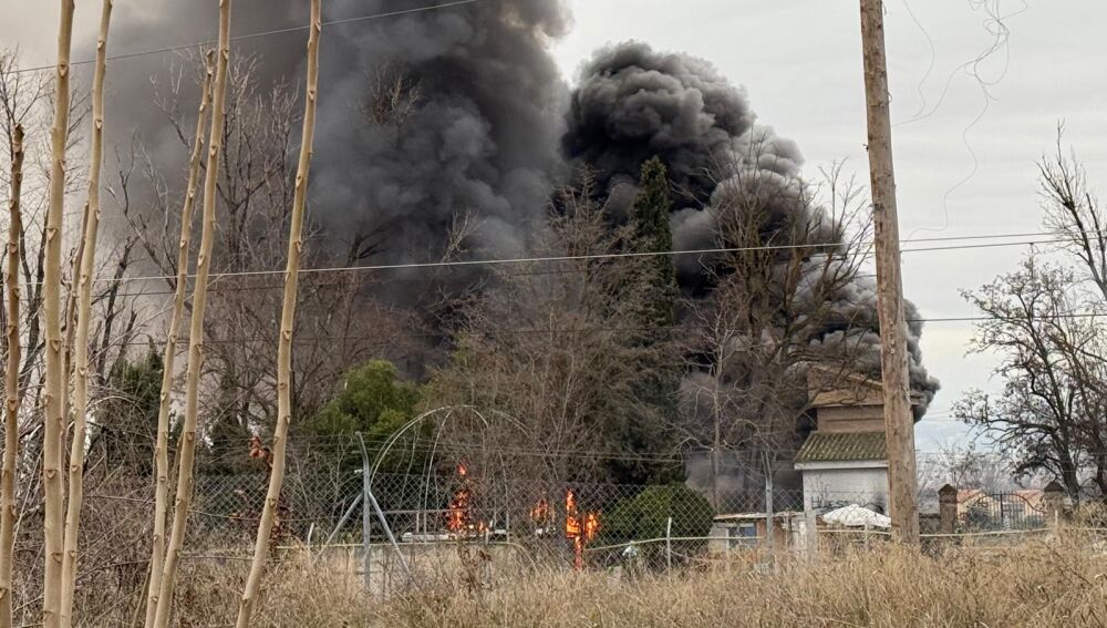 Un incendio en un centro de transformación de Maracena provoca una densa columna de humo