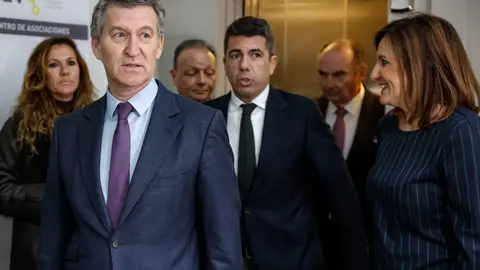 En la imagen, el presidente del PP, Alberto Núñez Feijóo (i), acompañado por el president de la Generalitat, Carlos Mazón (c), y la alcaldesa de València, María José Catalá. En la imagen, el presidente del PP, Alberto Núñez Feijóo (i), acompañado por el president de la Generalitat, Carlos Mazón (c), y la alcaldesa de València, María José Catalá.