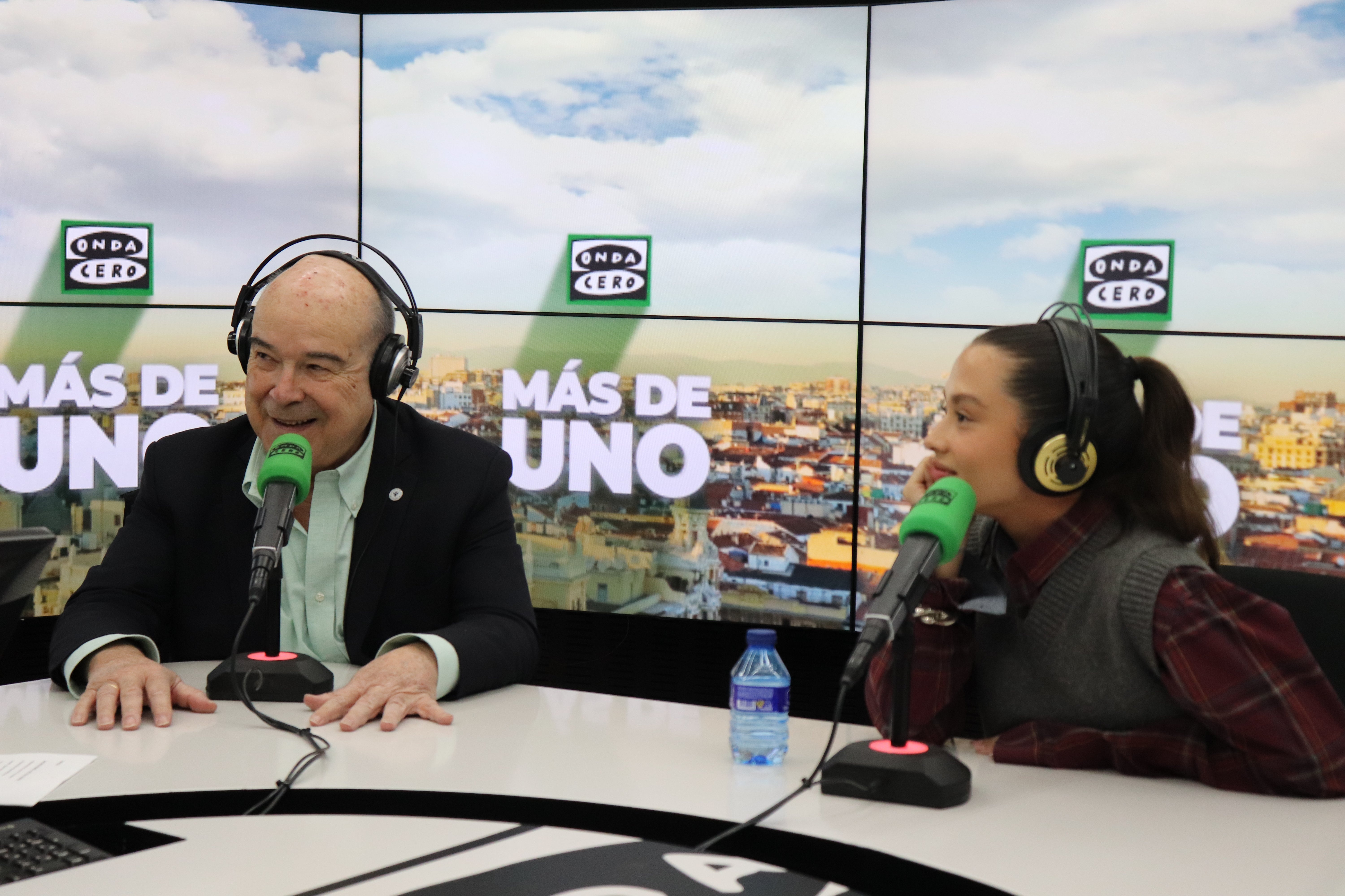 Antonio Resines y Natalia Azahara presentan 'Mikaela': "Somos una pareja muy curiosa, pero muy divertida" Antonio Resines y Natalia Azahara presentan 'Mikaela': "Somos una pareja muy curiosa, pero muy divertida"