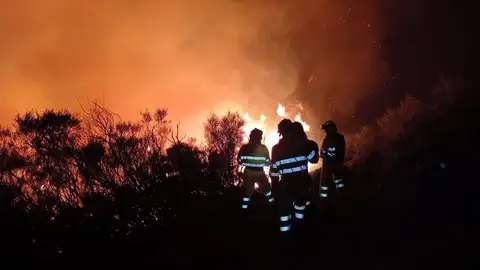 Incendio forestal activo en San Roque de Riomiera (Cantabria) Incendio forestal activo en San Roque de Riomiera (Cantabria)
