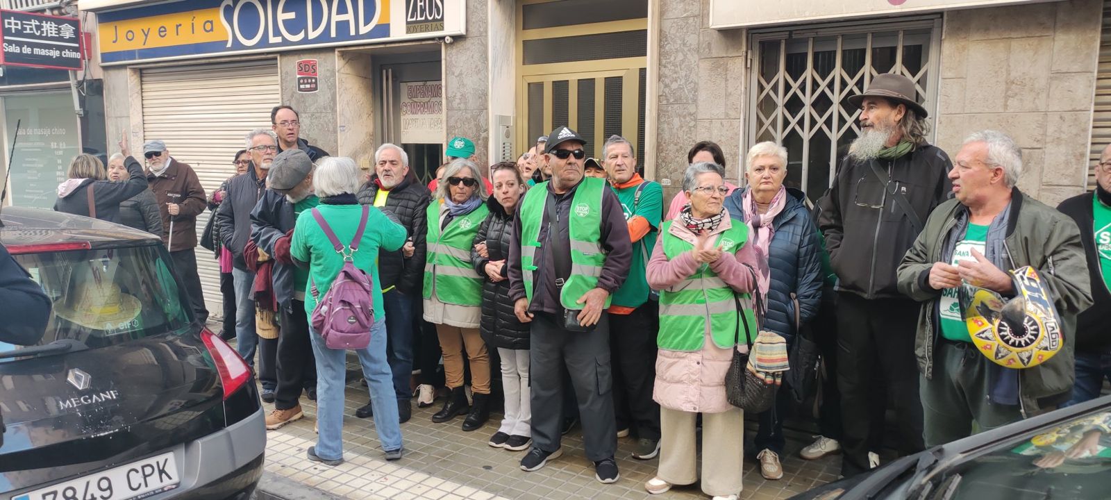 La semana comienza en Elche con la Plataforma de Afectados por las Hipotecas movilizada frente a dos desahucios La semana comienza en Elche con la Plataforma de Afectados por las Hipotecas movilizada frente a dos desahucios