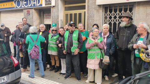 Integrantes de la Plataforma de Afectados por las Hipotecas concentrados en la calle Olegario Domarco Seller de Elche.