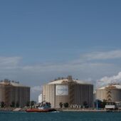 Un mort i un ferit crític en l’explosió d’un tanc d’un producte inflamable al Port de Barcelona 