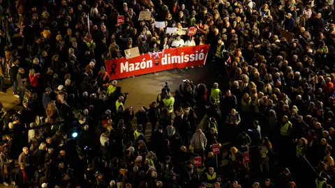 Vista general de la tercera de las manifestaciones llevadas a cabo en València por la gestión de la dana por parte del president de la Generalitat, Carlos Mazón. Vista general de la tercera de las manifestaciones llevadas a cabo en València por la gestión de la dana por parte del president de la Generalitat, Carlos Mazón.