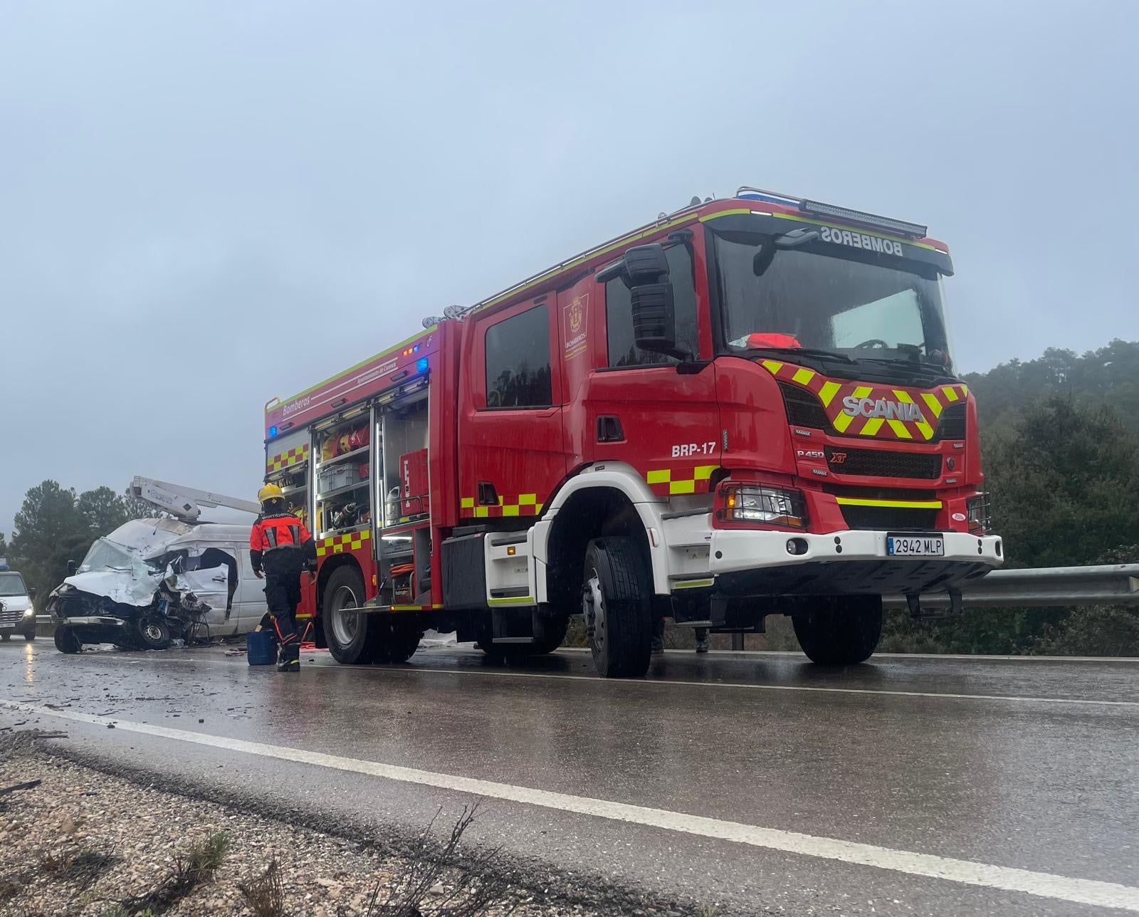 Los bomberos rescatan a dos personas tras un accidente de tráfico en Cuenca Los bomberos rescatan a dos personas tras un accidente de tráfico en Cuenca