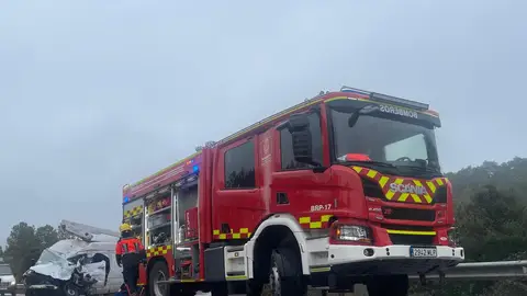 Los bomberos de Cuenca, en una imagen de archivo de otro accidente en Cuenca Los bomberos de Cuenca, en una imagen de archivo de otro accidente en Cuenca