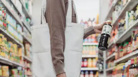 Una mujer en un supermercado Una mujer en un supermercado/ Pexels