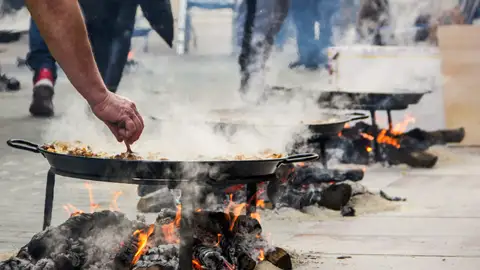 Imagen de archivo de paellas a leña. Imagen de archivo de paellas a leña.