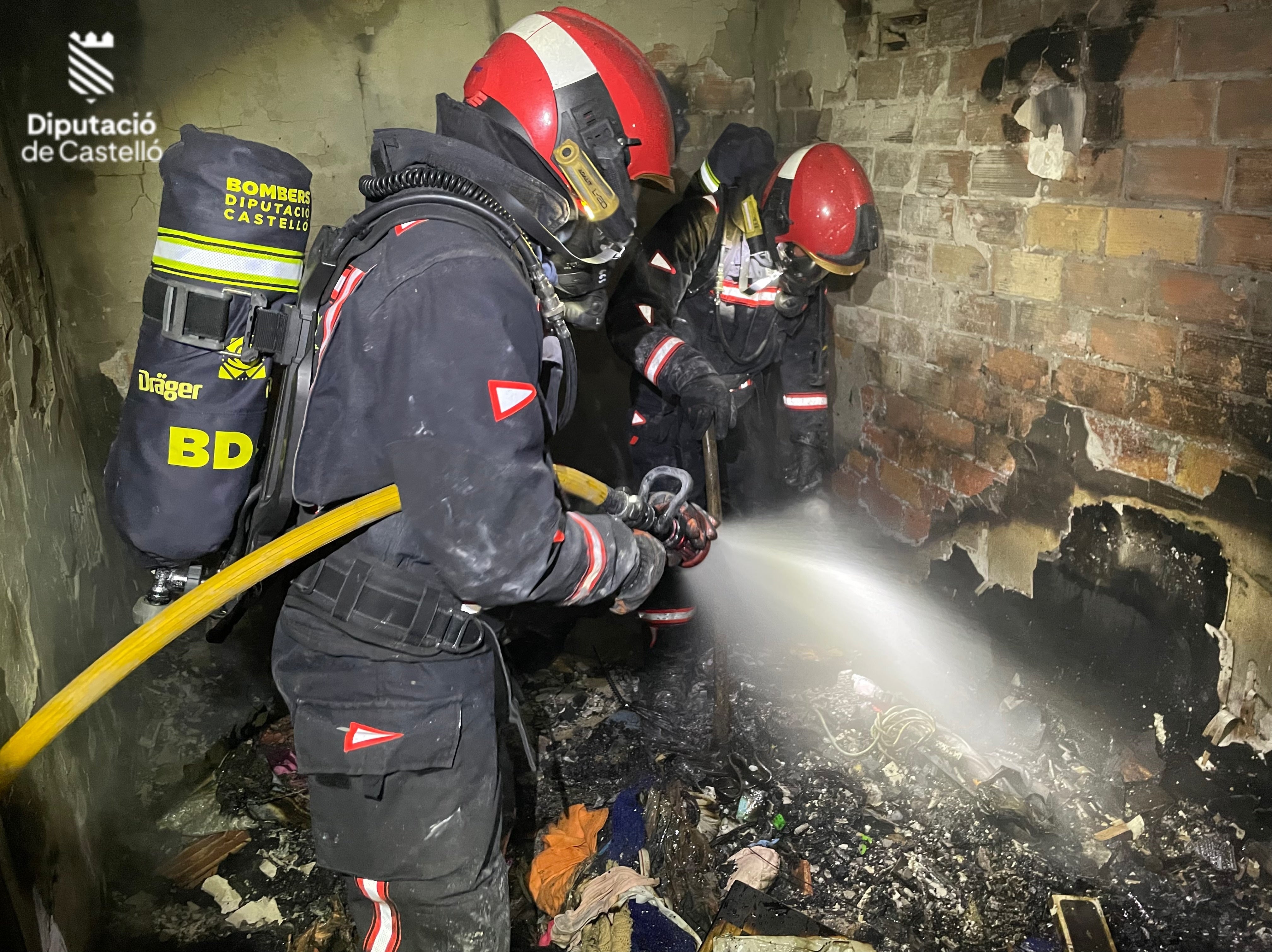 Un incendio de una vivienda de Onda obliga rescatar a 4 personas atrapadas por el humo Un incendio de una vivienda de Onda obliga rescatar a 4 personas atrapadas por el humo