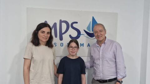 María Castell con la pequeña María y el director de MPS España, Jordi Cruz