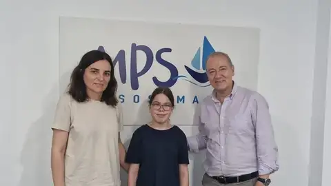 María Castell con la pequeña María y el director de MPS España, Jordi Cruz María Castell con la pequeña María y el director de MPS España, Jordi Cruz