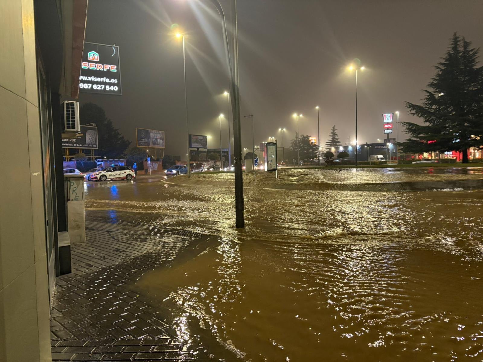 El agua toma Fernández Ladreda tras el reventón de una tubería El agua toma Fernández Ladreda tras el reventón de una tubería