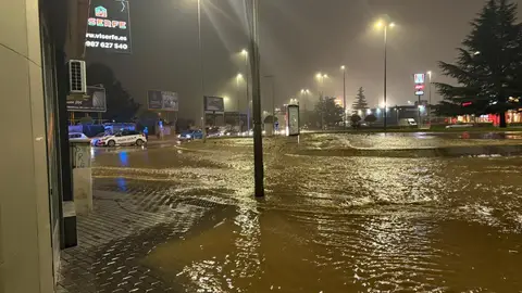 El agua toma Fernández Ladreda tras el reventón de una tubería El agua toma Fernández Ladreda tras el reventón de una tubería