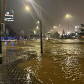 El agua toma Fernández Ladreda tras el reventón de una tubería