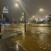 El agua toma Fernández Ladreda tras el reventón de una tubería El agua toma Fernández Ladreda tras el reventón de una tubería