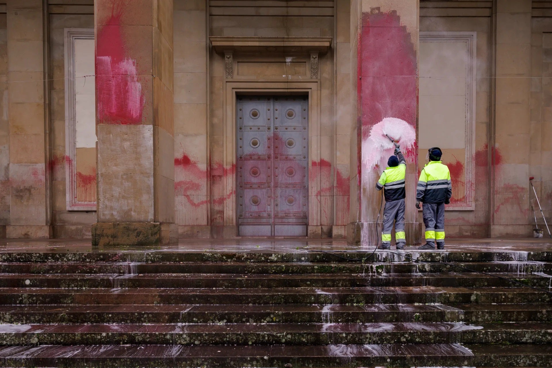 Vandalizado el Monumento a los Caídos con pintura roja y mensajes a favor de su derribo Vandalizado el Monumento a los Caídos con pintura roja y mensajes a favor de su derribo