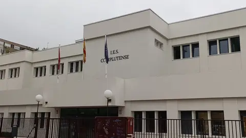 IES Complutense de Alcalá de Henares consigue incorporarse a la red de centros reconocidos oficialmente por la organización Bachillerato Internacional Fachada del IES Complutense de Alcalá de Henares