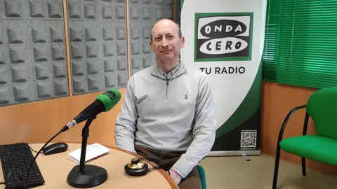 Víctor González - UNED Pontevedra El director de la UNED en Pontevedra, Víctor González, en los estudios de Onda Cero Pontevedra