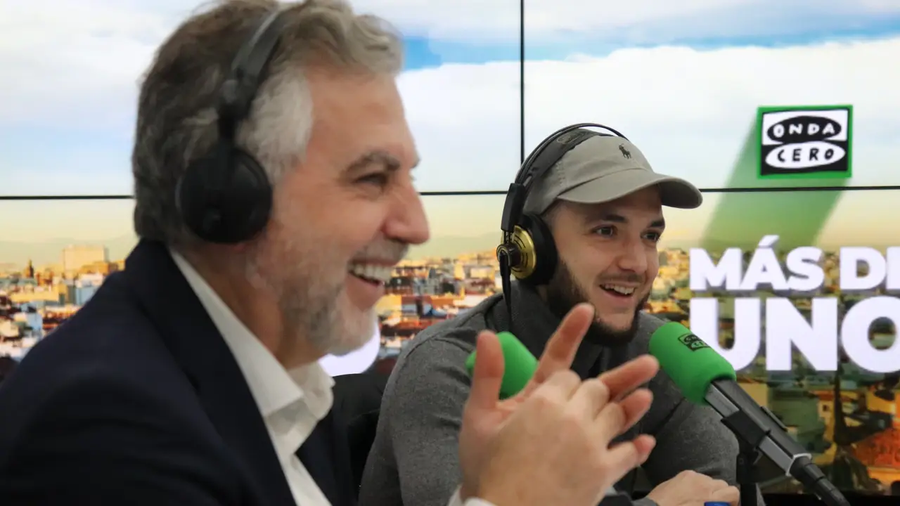 Antón Álvarez, C.Tangana, con Carlos Alsina en 'Más de uno' Antón Álvarez, C.Tangana, con Carlos Alsina en 'Más de uno'