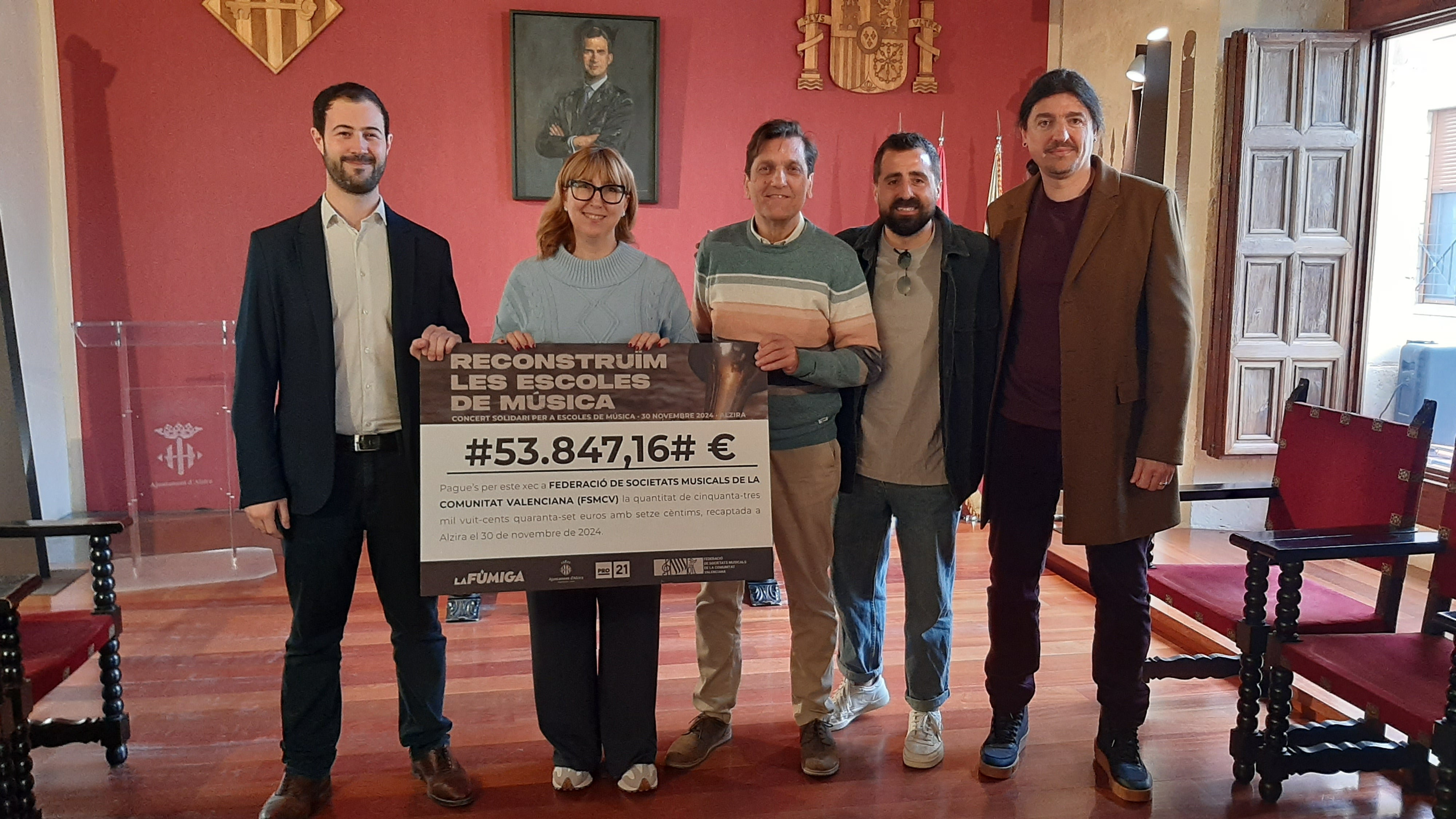 El concierto "Reconstruïm les escoles de música" en Alzira recauda cerca de 54.000 euros para las sociedades musicales afectadas por la DANA El concierto "Reconstruïm les escoles de música" en Alzira recauda cerca de 54.000 euros para las sociedades musicales afectadas por la DANA