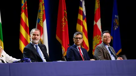 El rey Felipe VI, acompañado por el fiscal general del Estado, Álvaro García Ortiz, y Félix Bolaños, en el acto de entrega de despachos en Barcelona. El rey Felipe VI, acompañado por el fiscal general del Estado, Álvaro García Ortiz, y Félix Bolaños, en el acto de entrega de despachos en Barcelona.
