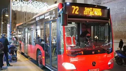 Imagen de archivo de un autobús de la EMT en Valencia. Imagen de archivo de un autobús de la EMT en Valencia.