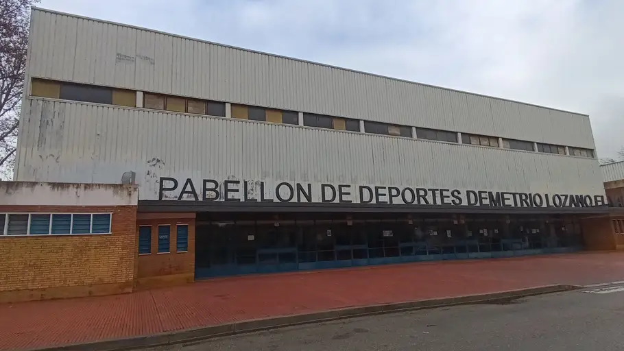 Las instalaciones de la Ciudad Deportiva El Val de Alcalá de Henares sufren restricciones en el agua caliente y la calefacción Fachada del Pabellón Deportivo Demetrio Lozano de Alcalá de Henares