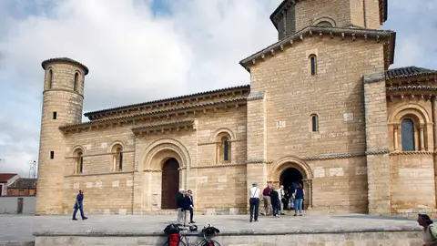 A licitación la obra de construcción de un edificio como punto de información turística del Camino de Santiago en Frómista .