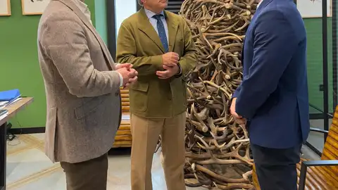 La Junta reafirma su compromiso con el sector cinegético en un encuentro con la federación española y extremeña de caza La Junta reafirma su compromiso con el sector cinegético en un encuentro con la federación española y extremeña de caza