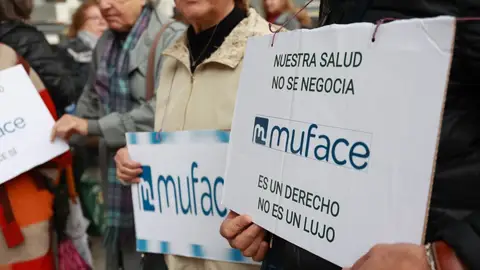 Varios funcionarios se concentran ante la sede provincial de Muface. Varios funcionarios se concentran ante la sede provincial de Muface.