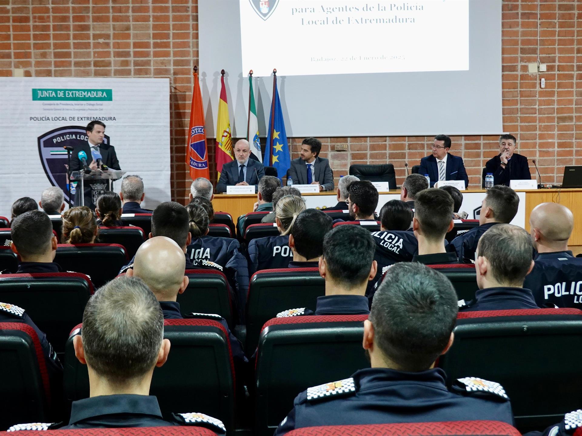 Un centenar de agentes de la Policía Local comienzan en la Academia de Seguridad Pública extremeña el Curso Selectivo Un centenar de agentes de la Policía Local comienzan en la Academia de Seguridad Pública extremeña el Curso Selectivo