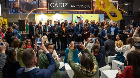 Foto de familia de alcaldes y alcaldesas de la provincia de Cádiz en FITUR Foto de familia de alcaldes y alcaldesas de la provincia de Cádiz en FITUR