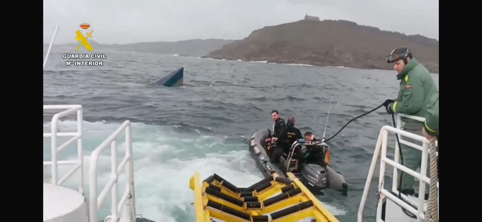 El narcosubmarino encontrado en la Costa da Morte se encuentra a menos de una milla de la costa de Camariñas El narcosubmarino encontrado en la Costa da Morte se encuentra a menos de una milla de la costa de Camariñas