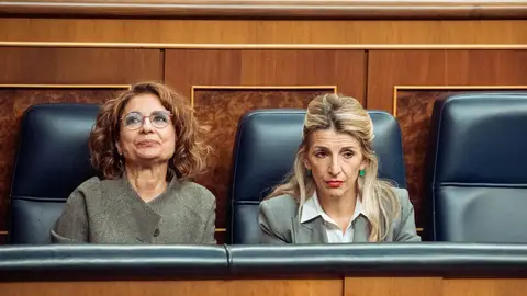 Yolanda Díaz y María Jesús Montero, durante una sesión plenaria extraordinaria en el Congreso de los Diputados. Yolanda Díaz y María Jesús Montero, durante una sesión plenaria extraordinaria en el Congreso de los Diputados.