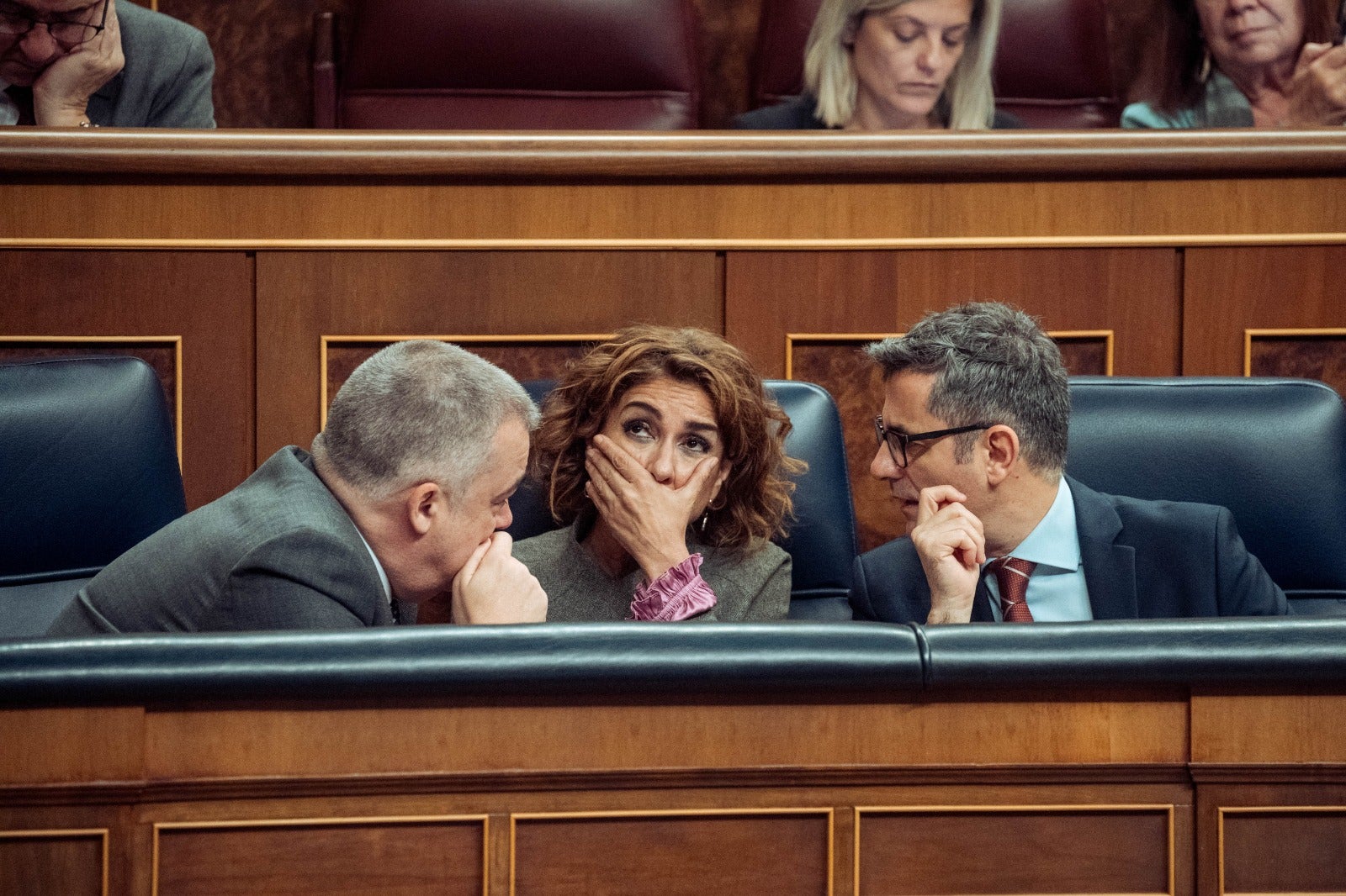 El Gobierno y el PP se enrocan con el decreto ómnibus y se acusan de usar a los españoles como rehenes El Gobierno y el PP se enrocan con el decreto ómnibus y se acusan de usar a los españoles como rehenes